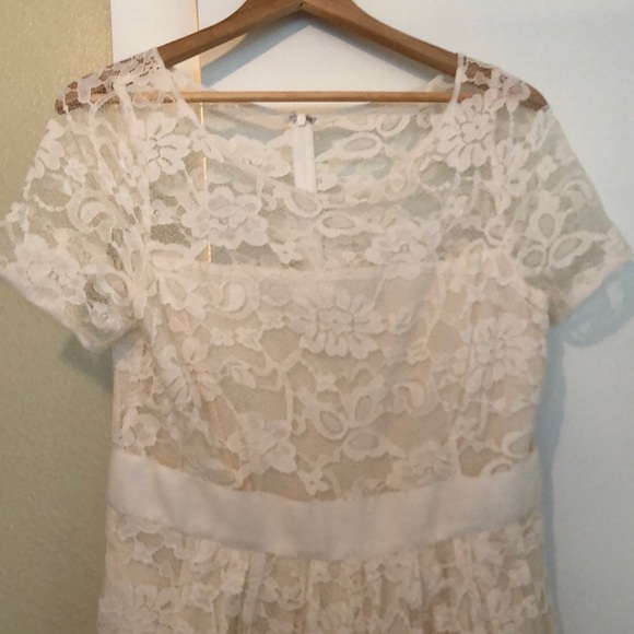 Beautiful lace dress - Picture 3 of 3